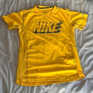Nike Dri-Fit Active Wear Short Sleeve Shirt in Size M - Boys